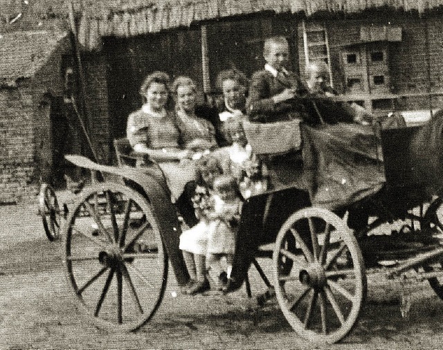 Eine wahre Familienkutsche: aus dem Fotoalbum Martha Schmidts  | Foto: privat