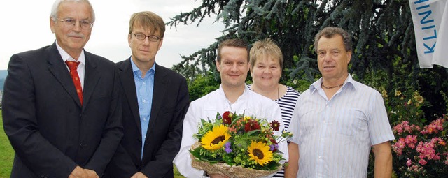 Blumen fr den neuen Chefarzt Orthopd...ge) und Michael Giersch (Betriebsrat)   | Foto: Ralf Staub