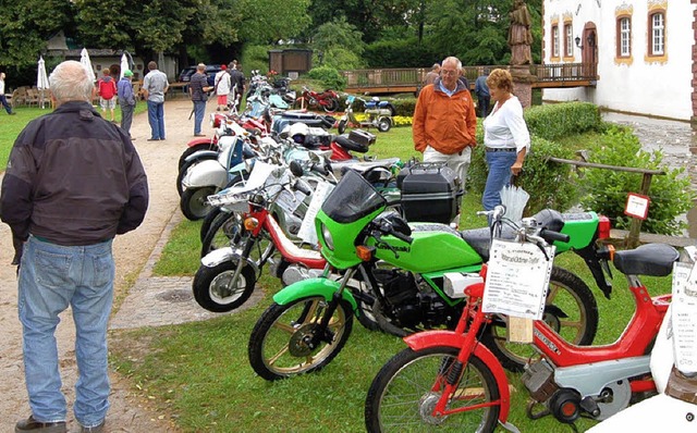 Oldtimertreff vor dem Wasserschloss: A...niger Oldtimer gekommen als erwartet.   | Foto: Heinz Vollmar