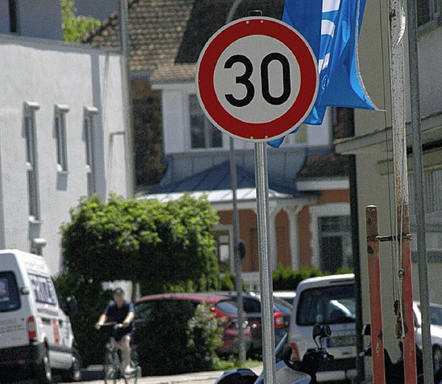 Tempo 30,  in der  Brckenstrae:  Die...n sich mehr Tempolimite in der Stadt.   | Foto: Trenz