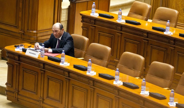 Ein einsamer Prsident: Traian Basescu im Parlament in Bukarest   | Foto: dpa