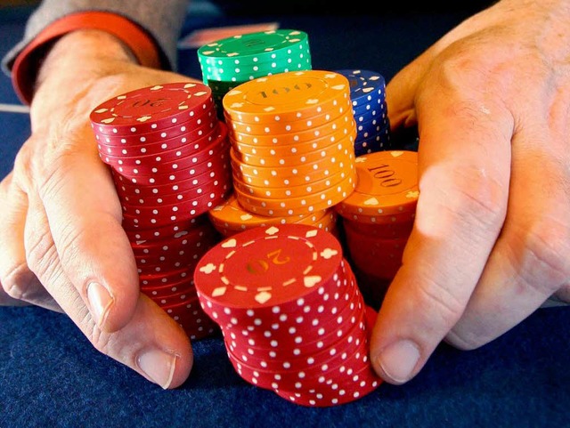 Bluffen gehrt beim Pokern dazu &#8211; klappt aber nicht immer.  | Foto: dpa