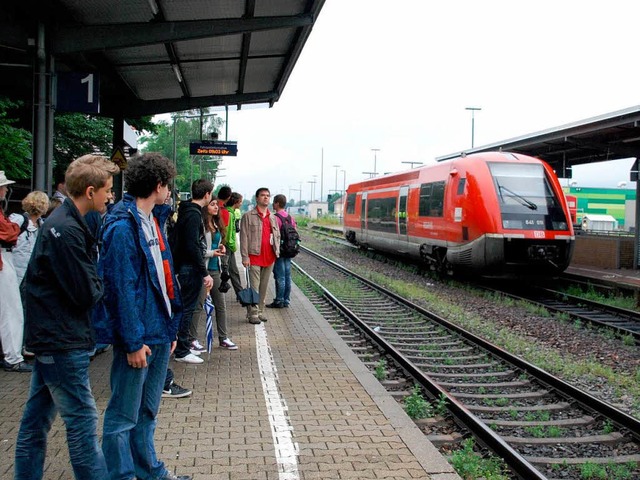 Fahrgste warten in Rheinfelden auf ihre Zge.  | Foto: Ralf Staub