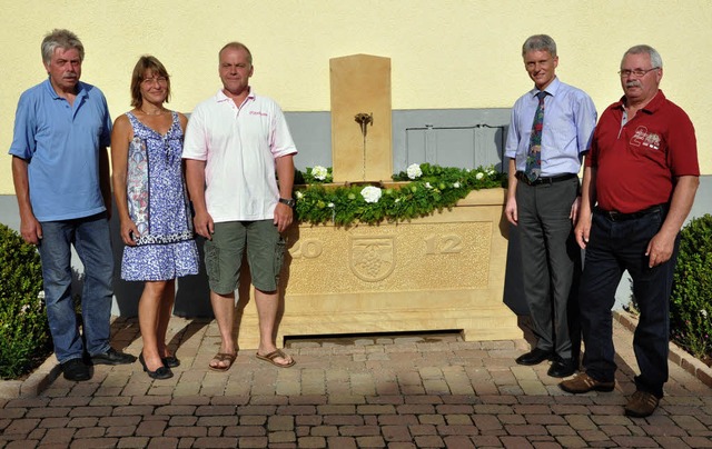 Wasser marsch: Ulrich Wst und Gerrit ....) freuen sich ber den neuen Brunnen.  | Foto: R. Ruther