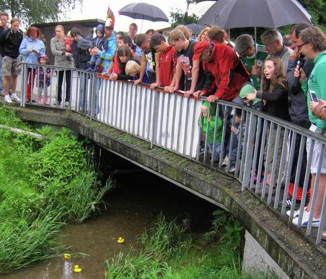 Viel Publikum verfolgte gespannt den W...en Plastikenten im Tunsler Seltenbach.  | Foto: Anne Freyer