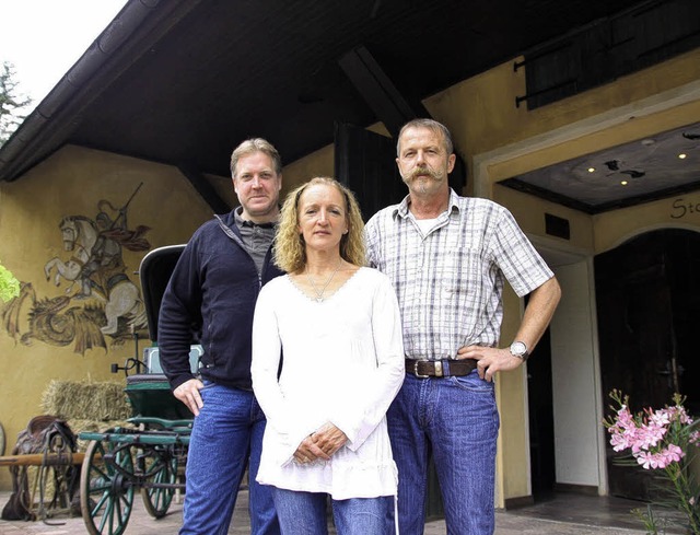 Jochen Martin (links) , Edgar und Dori...e Sudhaus der Hausbrauerei entstehen.   | Foto: Max Schuler