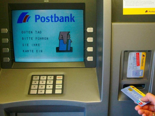 Bundesweit funktionieren derzeit die Geldautomaten der Postbank nicht.  | Foto: Marcus Brandt