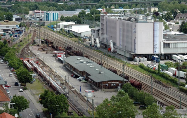 Der Gterbahnhof Lrrach mit dem Autoz...ts) hat einen eigenen Gleisanschluss.   | Foto: Nikolaus Trenz