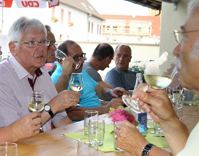 Khl muss er sein, der Weiwein &#8211; auch bei der CDU-Weinprobe.  | Foto: Mutz