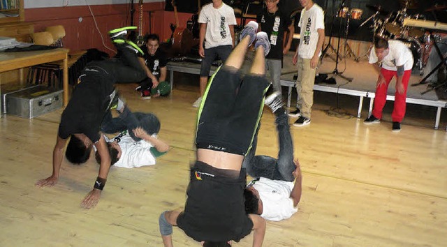 Gewagte  Sprnge: Die &#8222;all4one&#8220;-Breakdancer  im Dorfstbli.   | Foto: Trinler