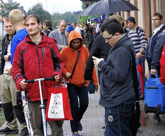 Warten auf den Zug: Riesende am Bahnhof Rheinfelden.   | Foto: Ralf Staub