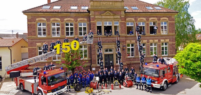 Aufstellung zum Jubilum: Die Kanderner Feuerwehr wird 150 Jahre alt.   | Foto: Privat