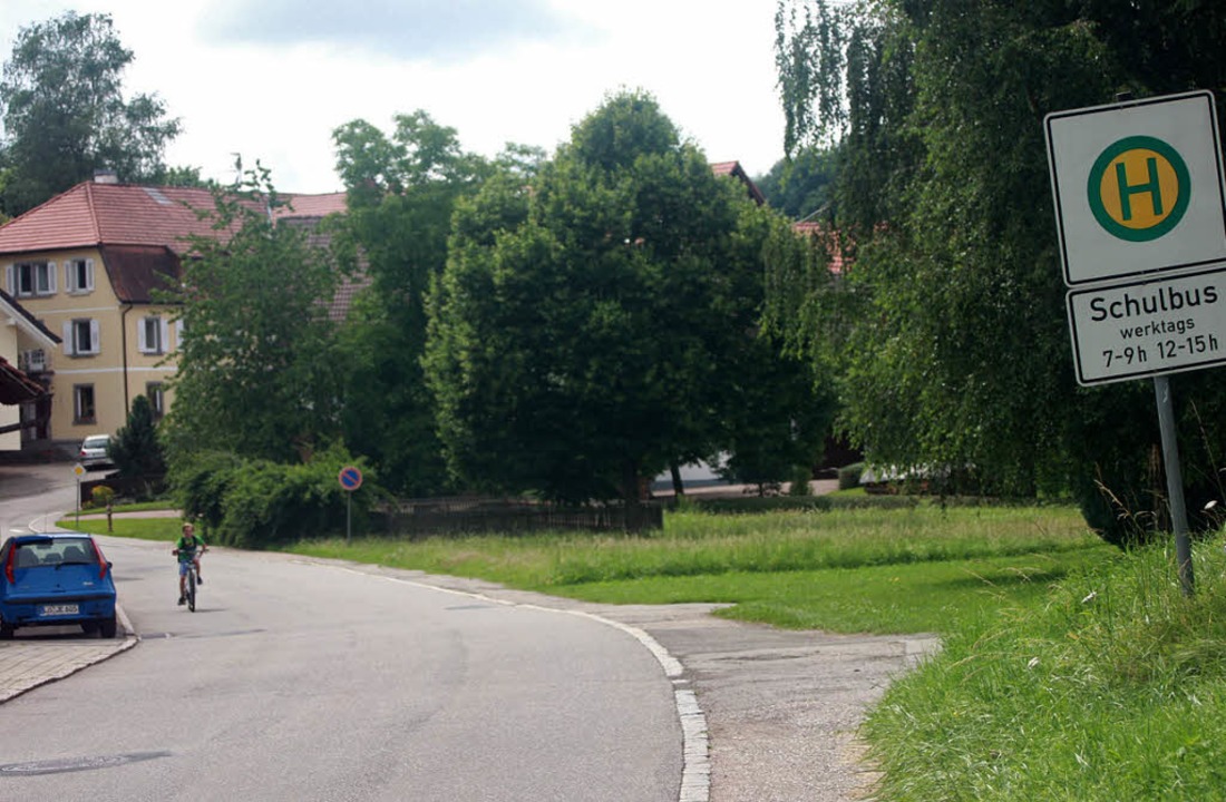 Für die Schulbushaltestelle in Gresgen...her) fehlt noch ein Buswartehäuschen.   | Foto: Heiner Fabry