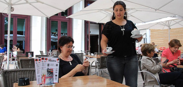 Auf der Terrasse des Theater-Cafs lsst es sich gut sitzen.   | Foto: bri