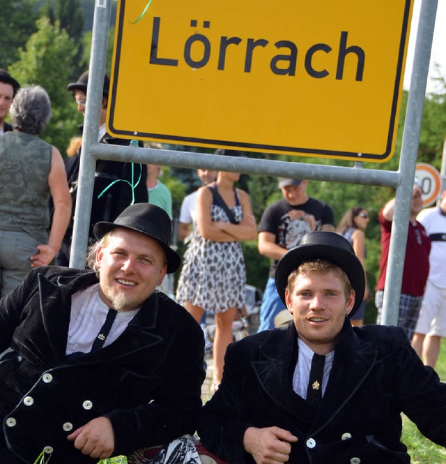 Wieder Zuhause: Tim Porsche (links) und Florian Senn vor dem Ortsschild.   | Foto: Carlotta Ghne
