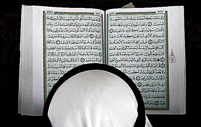 Ein Palstinenser liest den Koran.  | Foto: epa Ali Ali