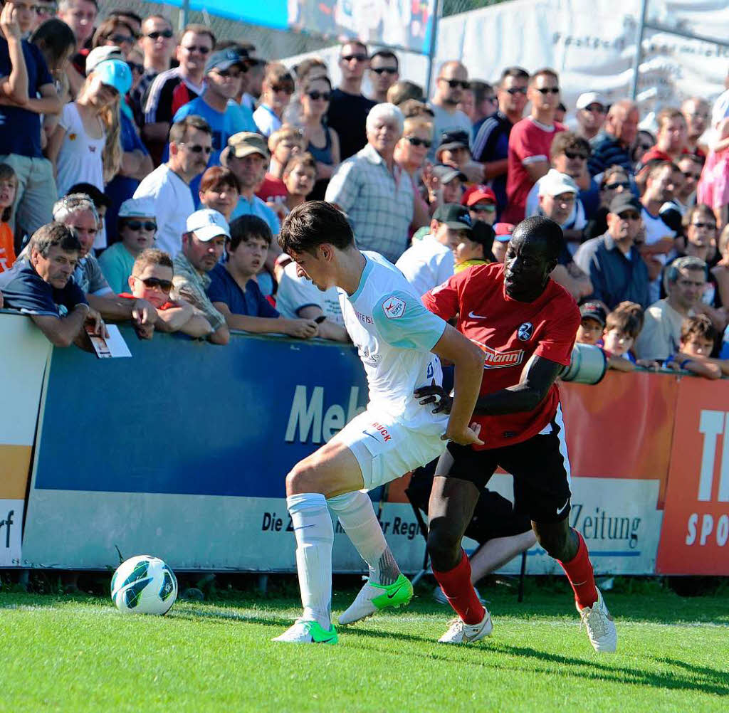 Garra Dembl im Kampf um den Ball gegen Amine Chermiti.