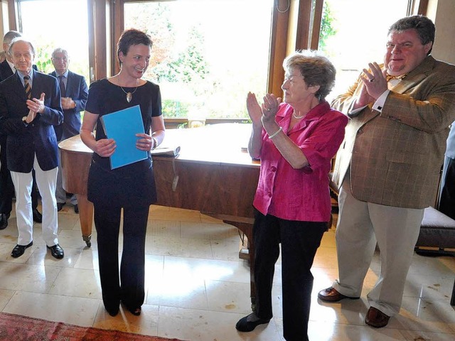 Susan Arndt (Mitte) bekommt von Eleono...Hodeige (rechts) den Preis berreicht.  | Foto: Michael Bamberger