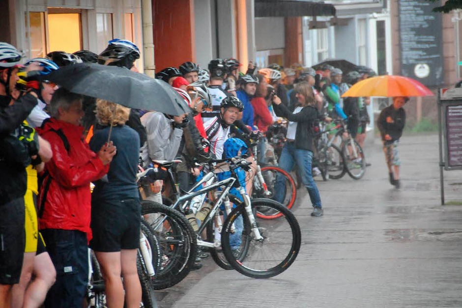 Mountainbike Marathon Challenge 2012 in Offenburg: Sturmböen mit Regenguss pünktlich zum Start um 8 Uhr (Foto: Helmut Seller) Mountainbike Marathon Challenge 2012 in Offenburg: Sturmböen mit Regenguss pünktlich zum Start um 8 Uhr (Foto: Helmut Seller)
