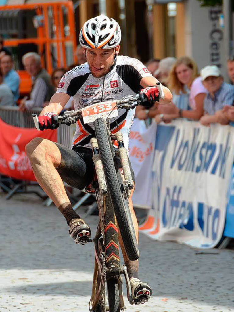 Mountainbike-Marathon Challenge 2012 in Offenburg: Sieger Thomas Litscher macht im Ziel einen „Wheelie“