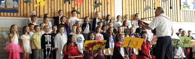 Aus vollem Hals sangen die Kinder  der...itet von Franz Jger auf der Gitarre.   | Foto: corina Lorber