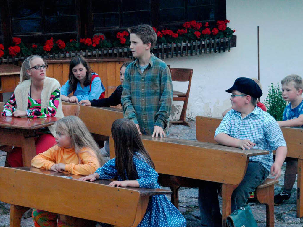 Die Kinder spielen eine groe Rolle in dem Stck - hier eine der Schulszenen