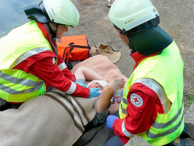 Rettung nach einem Bootsunfall am Stad...ettbewerb des Badischen Roten Kreuzes.  | Foto: Eberhard Wei