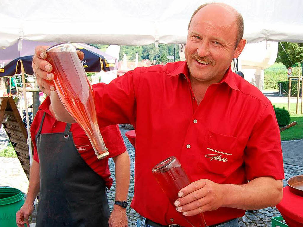 Thomas ber von der Winzergenossenschaft zeigt das Degorgieren von Rohsekt