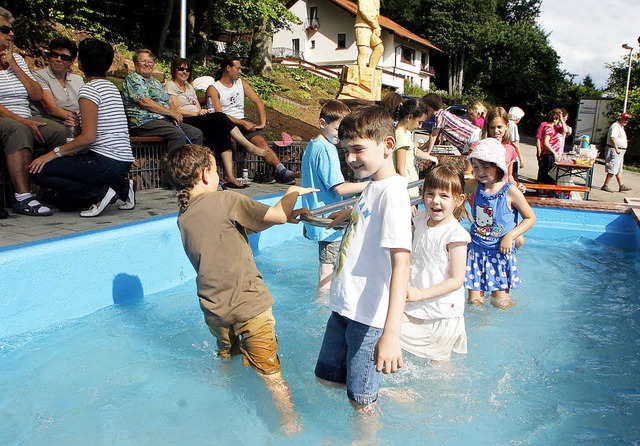 Die Kinder hatten bei de Erffnung des...s offensichtlich ihren (nassen) Spa.   | Foto: Heidi Fssel