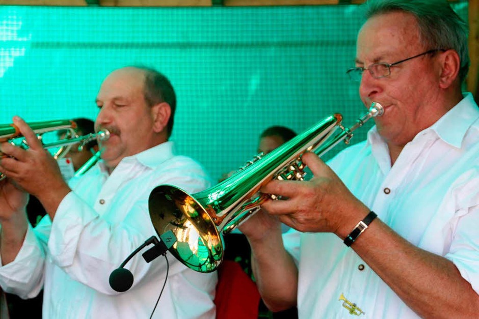 Musik, Tanz und Leckereichen - Gründe für gute laune gab es beim Sommer in Wehr genügend. (Foto: Jörn Kerckhoff) Musik, Tanz und Leckereichen - Gründe für gute laune gab es beim Sommer in Wehr genügend. (Foto: Jörn Kerckhoff)