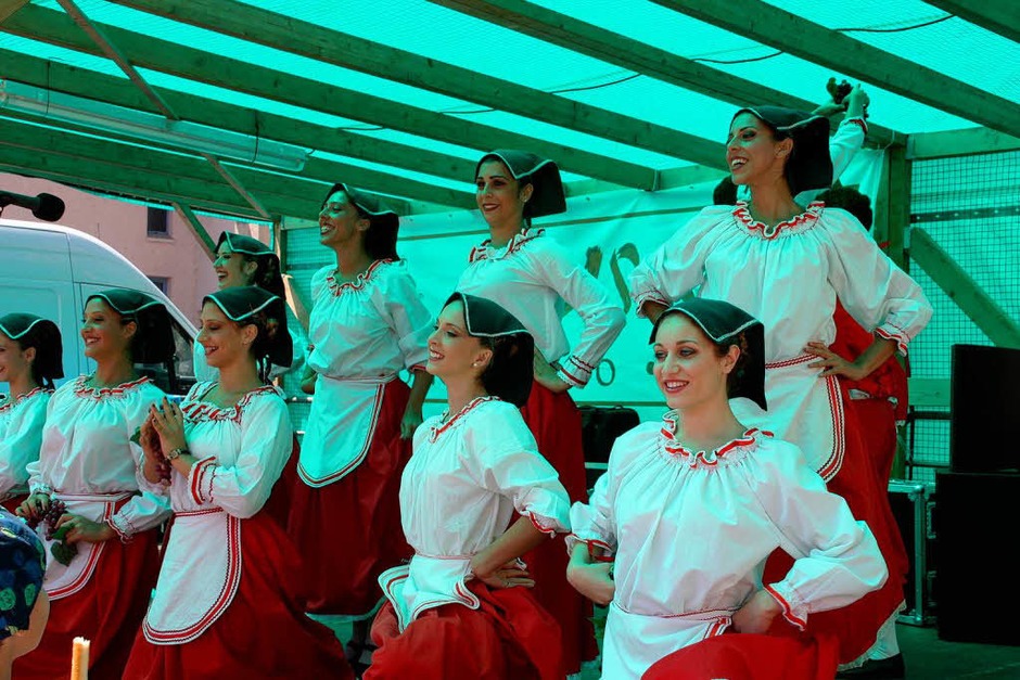 Musik, Tanz und Leckereichen - Gründe für gute laune gab es beim Sommer in Wehr genügend. (Foto: Jörn Kerckhoff) Musik, Tanz und Leckereichen - Gründe für gute laune gab es beim Sommer in Wehr genügend. (Foto: Jörn Kerckhoff)