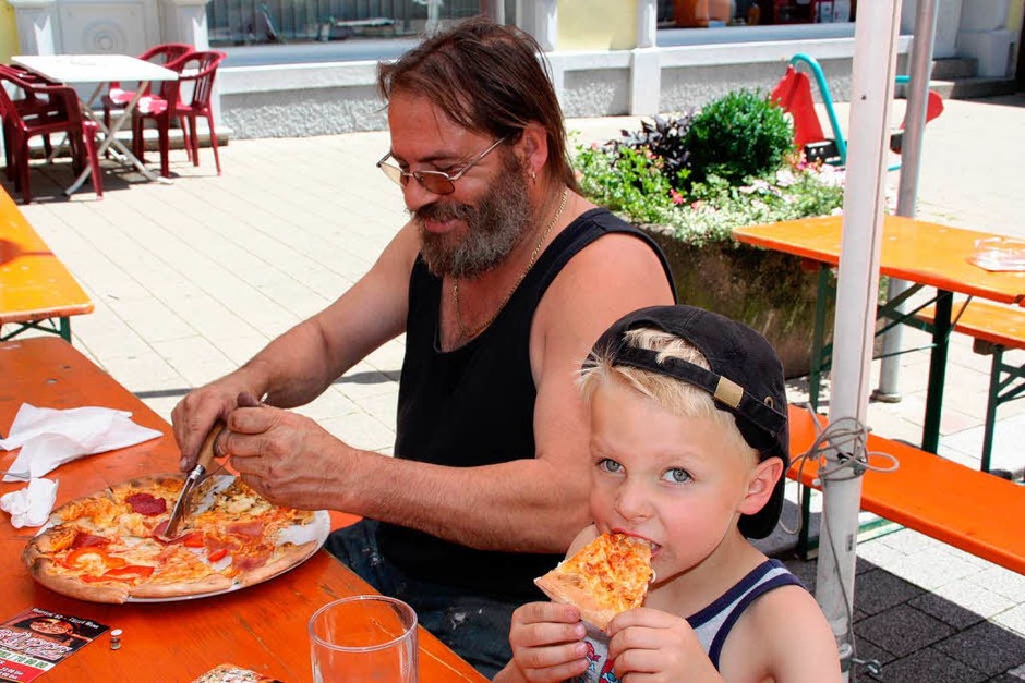 Musik, Tanz und Leckereichen - Gründe für gute laune gab es beim Sommer in Wehr genügend. (Foto: Jörn Kerckhoff) Musik, Tanz und Leckereichen - Gründe für gute laune gab es beim Sommer in Wehr genügend. (Foto: Jörn Kerckhoff)