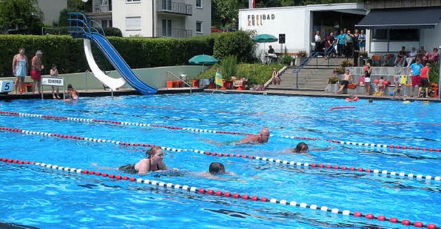 Gaudischwimmen  und vieles mehr gab es beim Jubilumsfest im Zeller Freibad.   | Foto: Sarah Trinler