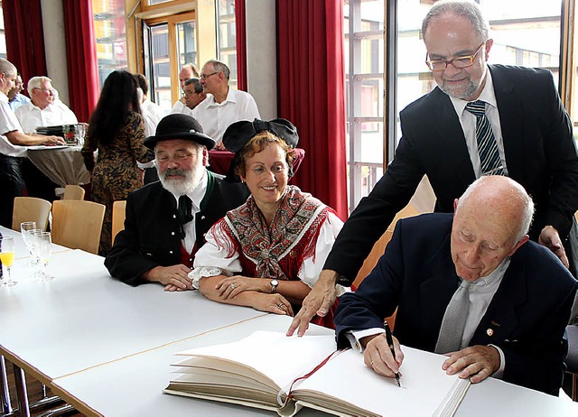 Ins Goldene Buch der Stadt Zell trug s...Empfang zu seinem 90. Geburtstag ein.   | Foto: Anja Bertsch