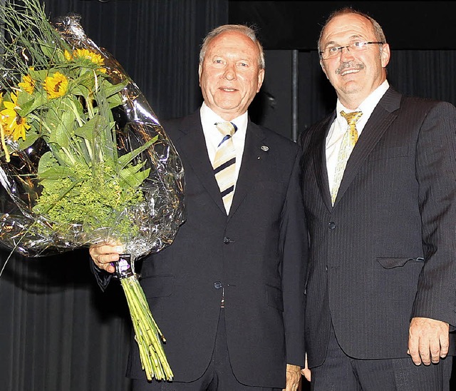 Brgermeister Rainer Knig (rechts) b...und einen riesigen Sonnenblumenstrau.  | Foto: Anja Bertsch