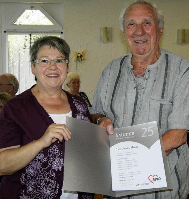 Die Vorsitzende Ingeborg Glock ehrte B...r 25 Jahre Mitgliedschaft in der AWO.   | Foto: MINK