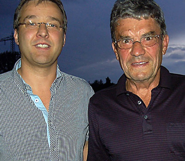 SV-Vorsitzender Roger Kefer (links) er...ten des Schwrstdter Fuballvereins.   | Foto: Hildegard Siebold