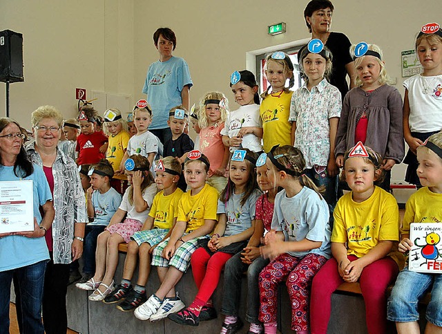 Die Rotzler Kindergartenleiterin Anne ... Felix-Sngerinnen und Felix-Sngern.   | Foto: Brigitte Chymo