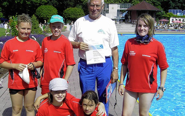 Trainer Erhard Thieme mit den  Schwimmern des TV Neustadt   | Foto: UMS