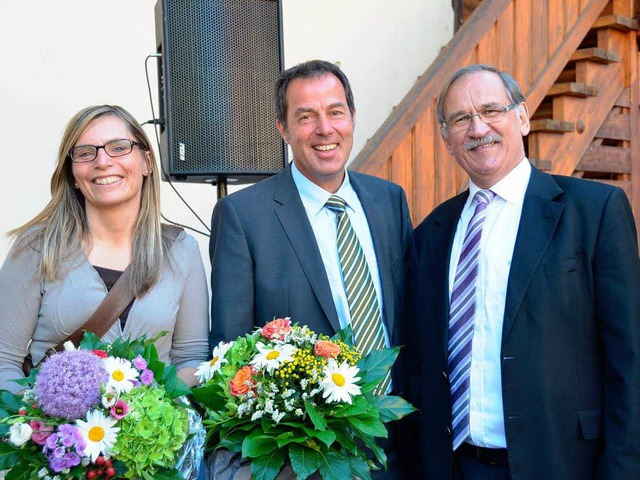 Freuen sich: Ehefrau Manuela Schneucke...Schneucker und Amtshinhaber Ulrich May  | Foto: Markus Maier