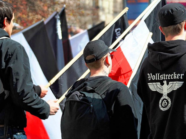 Neonazis in Plauen, Sachsen. Auch zwis...eine militante rechte Szene etabliert.  | Foto: dpa
