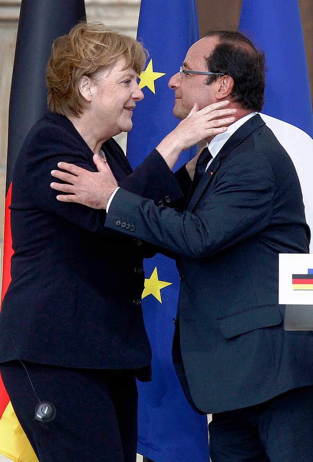 Angela Merkel und Franois Hollande ge...i den Feierlichkeiten aufeinander zu.   | Foto: dapd