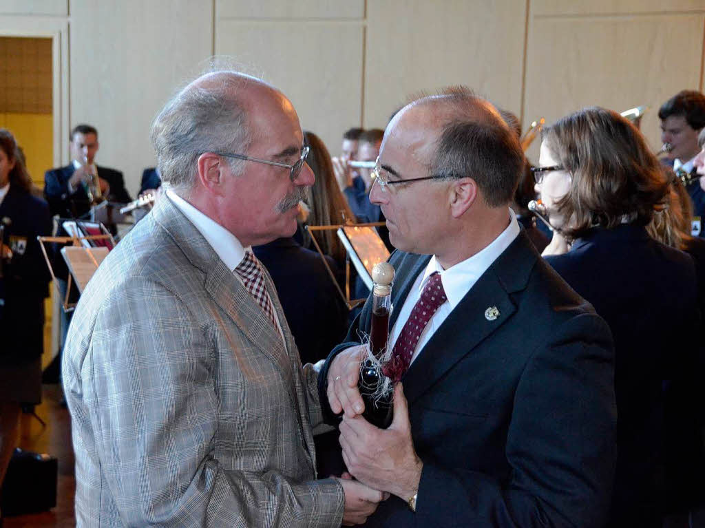 Clemens Bieniger, Brgermeister von Winden, gratuliert Roland Tibi.