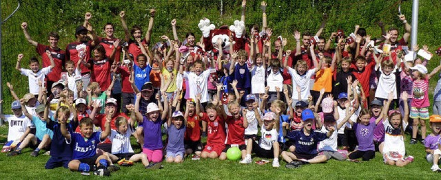 Spa mit der Fuballschule des SC Freiburg hatten die Kinder in Kiechlinsbergen.  | Foto: Christel Hlter-hassler