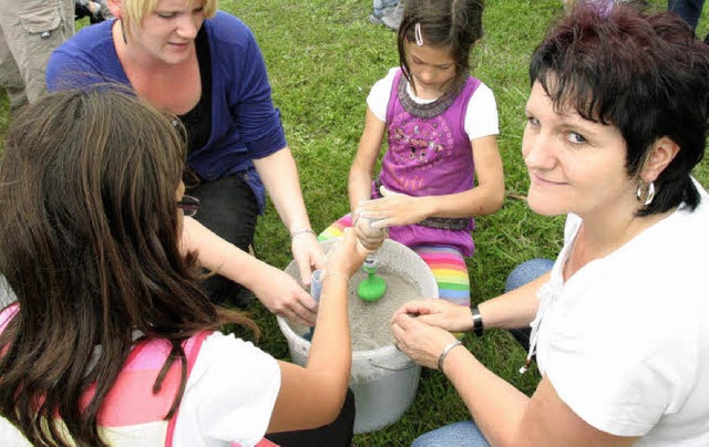 Der Kindergarten hlingen beschftigte...; und dem Basteln von Jonglierbllen.   | Foto: Birgit Rde