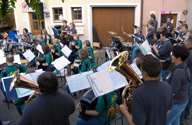 Den musikalischen Schlusspunkt unter d...und Stadtmusik im schnen Judenwinkel.  | Foto: Binner-schwarz