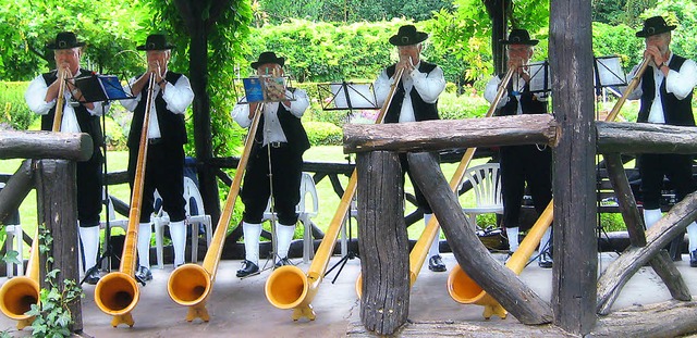 Imposant: Die Instrumente der Alphornblser im Stadtgarten-Pavillon.   | Foto: Karig