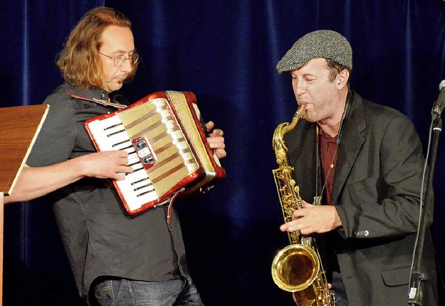 Reiner Mhringer am Saxophon und Uli K...Akkordeon bei der Vorstellung im KKW.   | Foto: Erika Sieberts