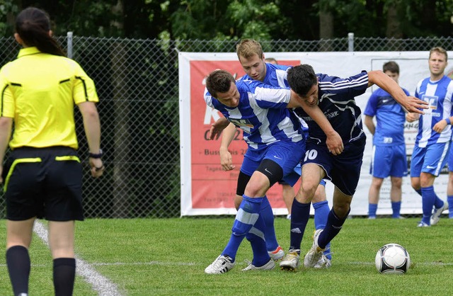 Zweikampf im Spiel zwischen LFV und Al...er Schiedsrichterin genau beobachtet.   | Foto:  Sebastian  Khli