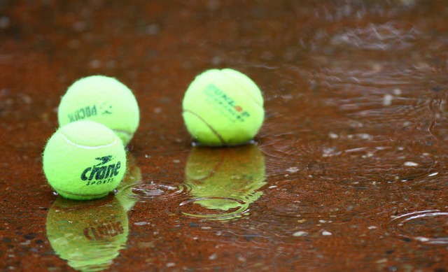 Mehr Schwimmbad als Tennisplatz: Hefti...affen und verhinderten manches Match.   | Foto: aukthun